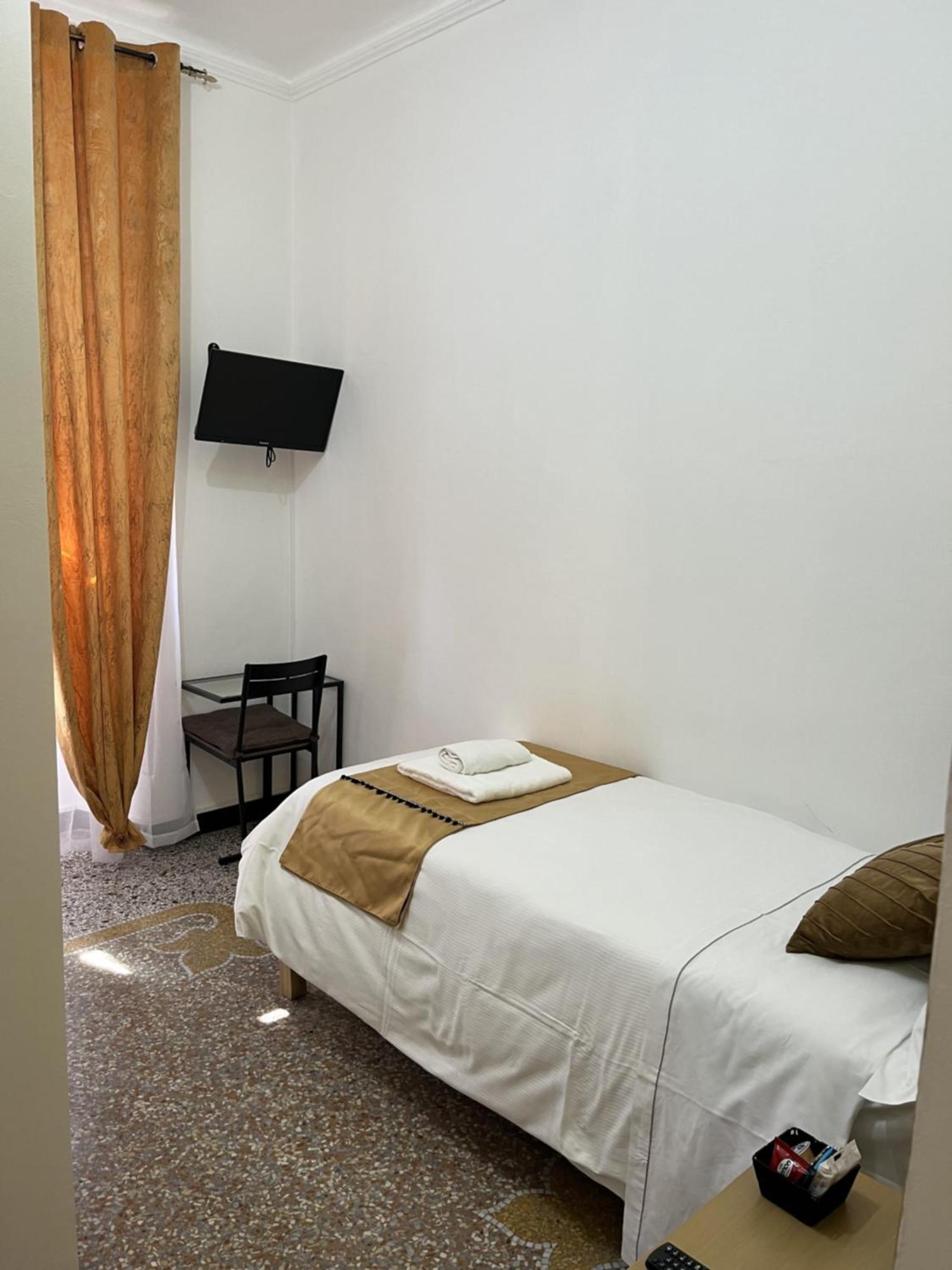 Genova Gold Rooms Pokoj fotografie