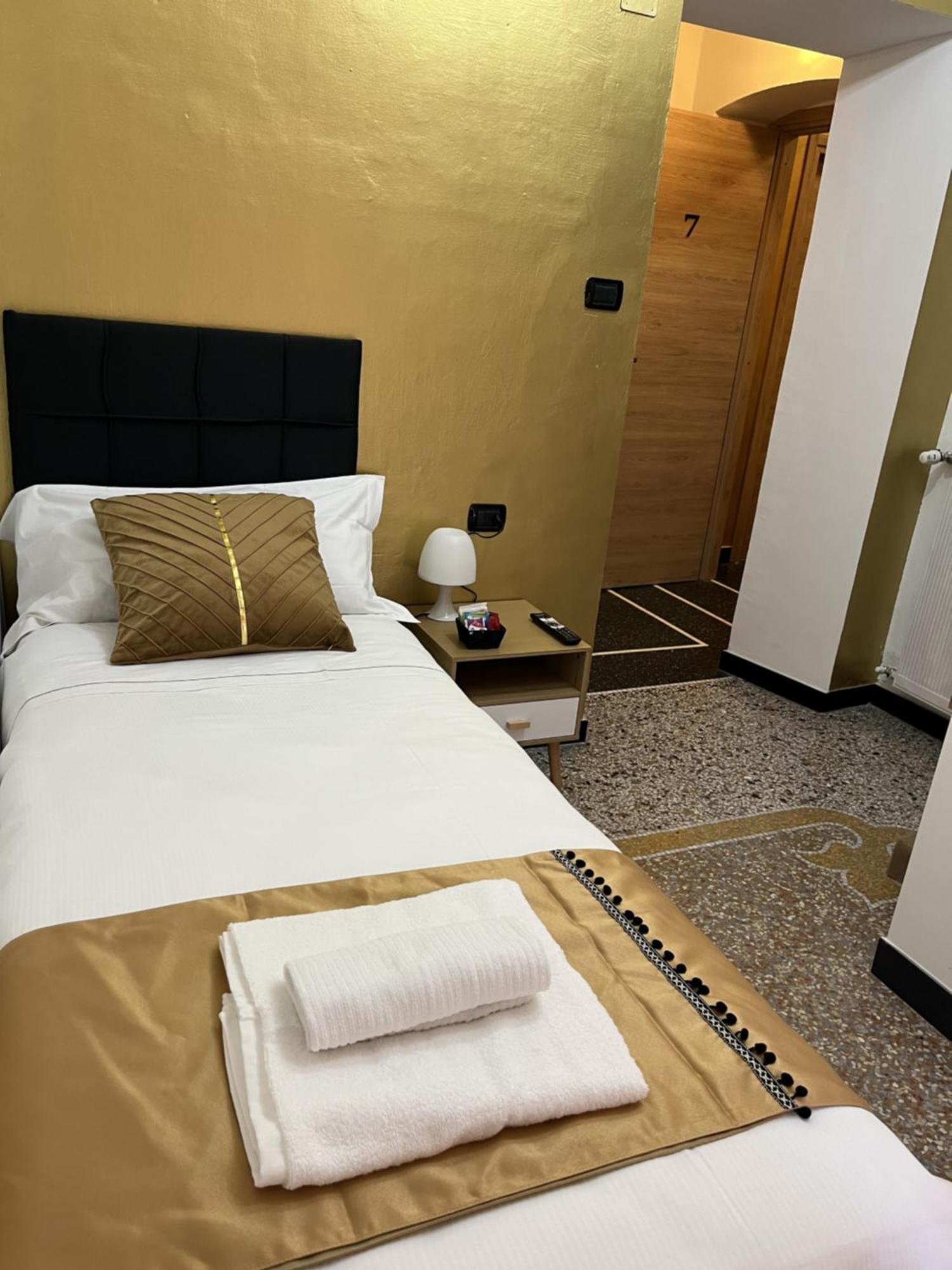 Genova Gold Rooms Pokoj fotografie